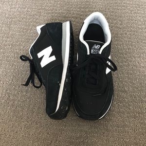 Black New Balance tennis shoes